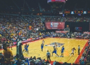 九游体育直播-跨界传奇，中国男篮压哨绝杀尼斯，阿坎吉NBA季后赛接管比赛的双重震撼